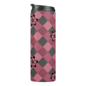 灰色ピンクの市松模様に花付き幾何学模様 タンブラー (回転右)