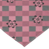 灰色ピンクの市松模様に花付き幾何学模様 テーブルクロス (アングル)