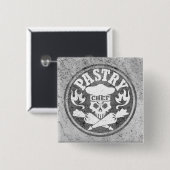 灰色ペーストリー作りの職人のスカルおよび交差させたペストリーのバッグ 缶バッジ (正面&裏面)