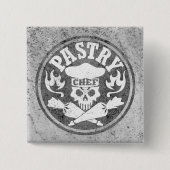 灰色ペーストリー作りの職人のスカルおよび交差させたペストリーのバッグ 缶バッジ (正面)