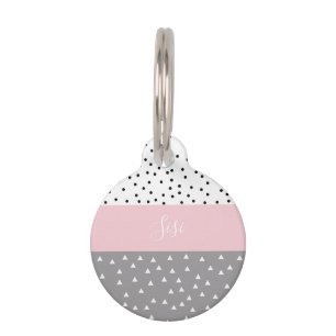 灰色及びピンクのエレガントで幾何学的な三角形及び点 ペット ネームタグ