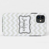 灰色及び白いシェブロンのモノグラムのiPhone 5 Case-Mate iPhoneケース (裏面(横))
