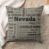 灰色及び黒のネバダのタイポグラフィの装飾用クッション クッション (ブランケット)