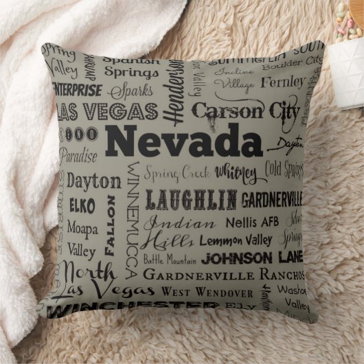 灰色及び黒のネバダのタイポグラフィの装飾用クッション クッション (ブランケット)