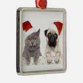 灰色猫および中国人のパグのクリスマスのデザイン メタルオーナメント (右)