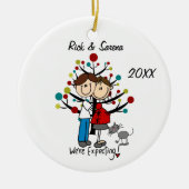 灰色猫のオーナメントが付いている予期しているカップル セラミックオーナメント (正面)