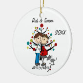 灰色猫のオーナメントが付いている予期しているカップル セラミックオーナメント (左)