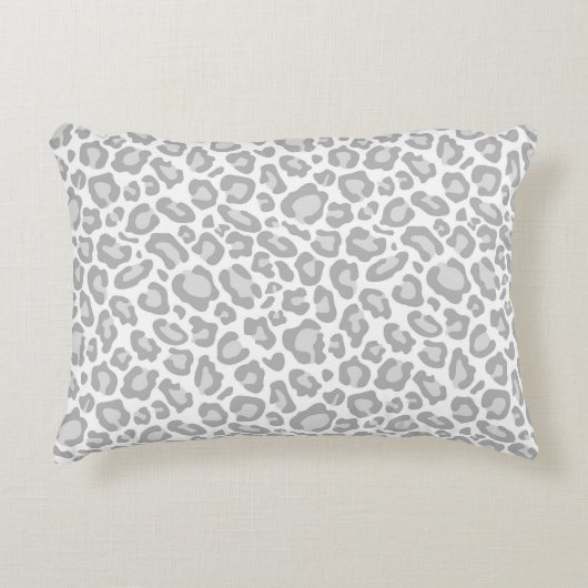 灰色白のヒョウのプリント アクセントクッション (正面)
