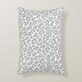 灰色白のヒョウのプリント アクセントクッション (正面(垂直))