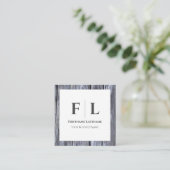 灰色素朴の木材のインテリアイニシャル スクエア名刺 (スタンド正面)