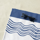 灰色航海の青の白い鯨波 ビーチタオル (インサイチュ)