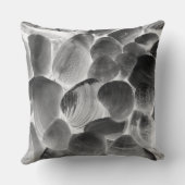 灰色調のカニの殻 クッション (裏面)