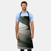 灰色金属手すり付きホワイトコンクリート階段 エプロン (着用した状態)