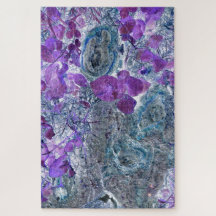 灰色離れ青の木の結び目を持つ紫色の