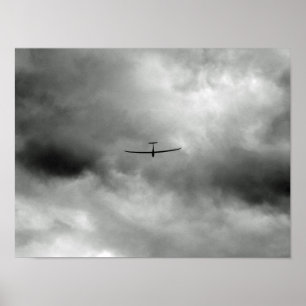 灰色飛んでいる空の滑空機 ポスター