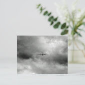 灰色飛んでいる空の滑空機 ポストカード (スタンド正面)