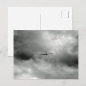 灰色飛んでいる空の滑空機 ポストカード (正面/裏面)