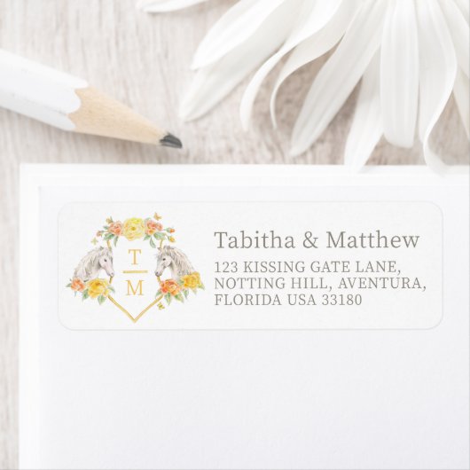 灰色馬と黄色の珊瑚色のバラのモノグラムのウェディング ラベル (インサイチュ)