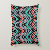 灰色、ティール(緑がかった色)およびシェブロン珊瑚の手描きのパターン アクセントクッション (正面(垂直))