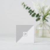 灰色、白い三角形とモノグラムモダン スクエア名刺 (スタンド正面)