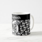 灰色、黒、白のバレーボールをパーソナライズ コーヒーマグカップ (正面右)