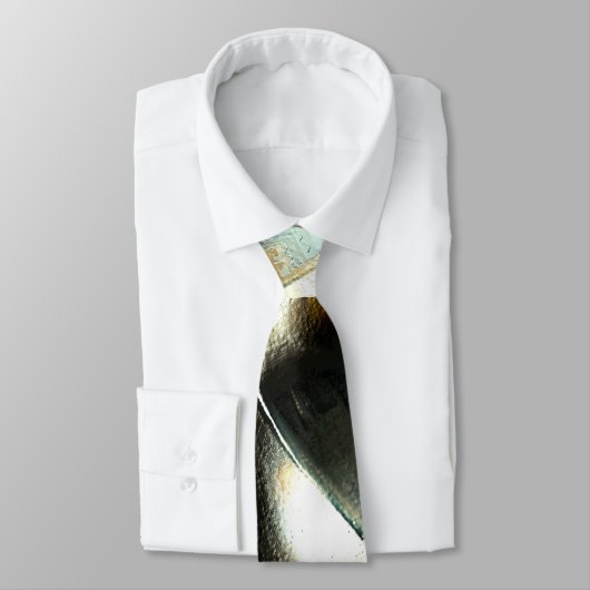 灼熱の火の上の粗い銀色の岩、強度 ネクタイ (タイ)