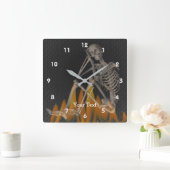 炎おもしろいに身を包んだパーソナライズされた骸骨 スクエア壁時計 (ホーム)