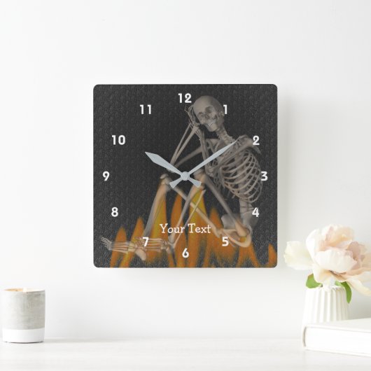 炎おもしろいに身を包んだパーソナライズされた骸骨 スクエア壁時計 (ホーム)