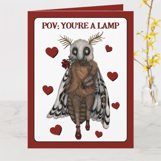 炎おもしろいの記念日に赤いロマンチックな蛾 カード (黄色い花)