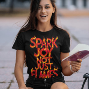 炎だけでなく喜びを引き起こす Tシャツ