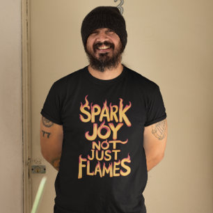 炎だけで炎ではなく、喜びを火花 Tシャツ