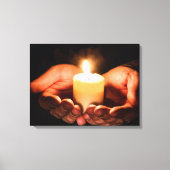 炎でろうそくを持つ愛する手 キャンバスプリント (正面)