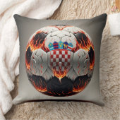 炎とクロアチア国旗を持つサッカーボール クッション (ブランケット)