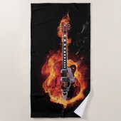 炎にあてられたギター ビーチタオル (正面)