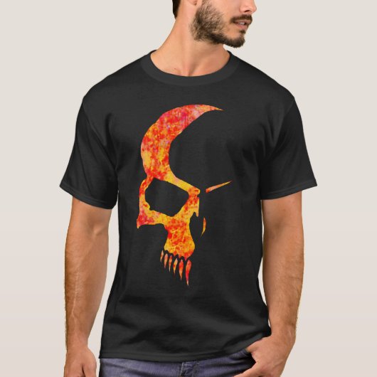 炎にあてられたスカルのTシャツ Tシャツ (正面)
