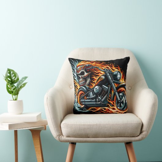 炎に包まれたスカルの燃えるオートバイ鮮やかク クッション (椅子)