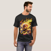 炎に包まれたドクロと骨 Tシャツ (正面フル)