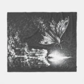 炎に惹かれる蛾 — BurnsInHell作 フリースブランケット (正面(横))