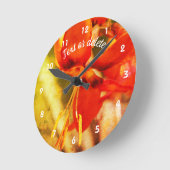 炎のオレンジ色のデイリリーの花の抽象芸術 パーソナライズされた ラウンド壁時計 (傾斜)