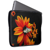 炎のオレンジ色の花に蝶 – はっきりした自然・アート ラップトップスリーブ (正面右)