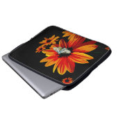 炎のオレンジ色の花に蝶 – はっきりした自然・アート ラップトップスリーブ (正面下部)