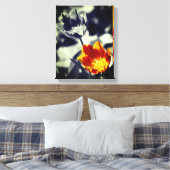 炎のチューリップフラワーペアの部分色 キャンバスプリント (インサイチュ (寝室))