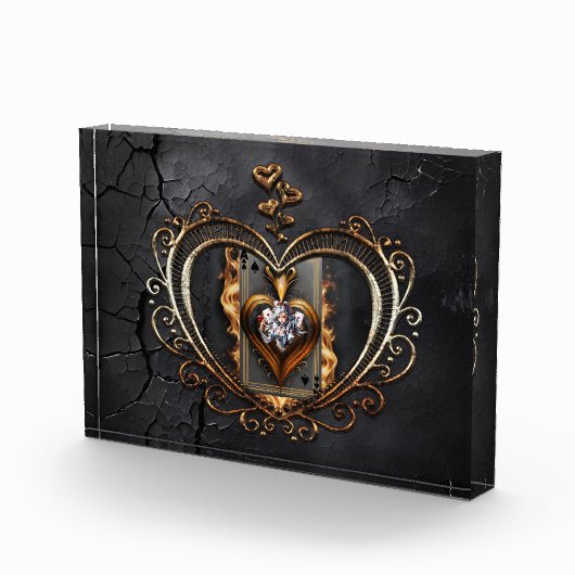 炎の中のハートカードの女性。 フォトブロック (右)