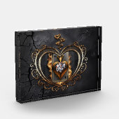 炎の中のハートカードの女性。 フォトブロック (左)