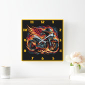 炎の中を駆け抜ける翼を持つ炎のオートバイ スクエア壁時計 (ホーム)