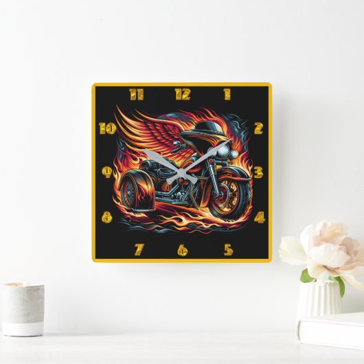 炎の中を駆け抜ける翼を持つ炎のオートバイ スクエア壁時計 (ホーム)