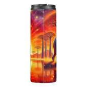 炎の夕日に照らされたゾウのシルエット タンブラー (裏面)