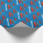 炎の男の子の誕生会が付いている熱く赤いレースカー ラッピングペーパー (角)