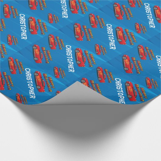 炎の男の子の誕生会が付いている熱く赤いレースカー ラッピングペーパー (角)