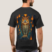炎の目をしたフクロウの芸術: 黄金の残り火、神秘的 Tシャツ (裏面)
